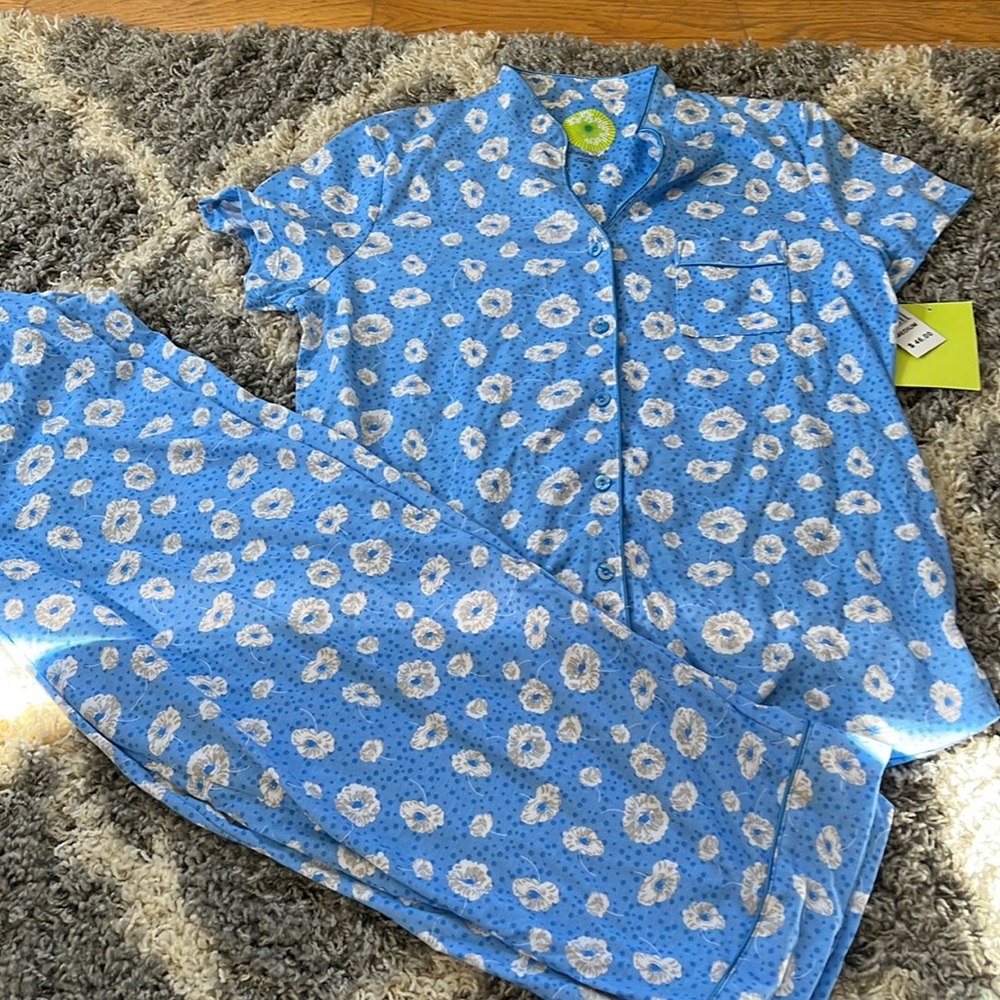 Beautiful, soft sleepwear, 60%, cotton, 40% polyester extremely soft.